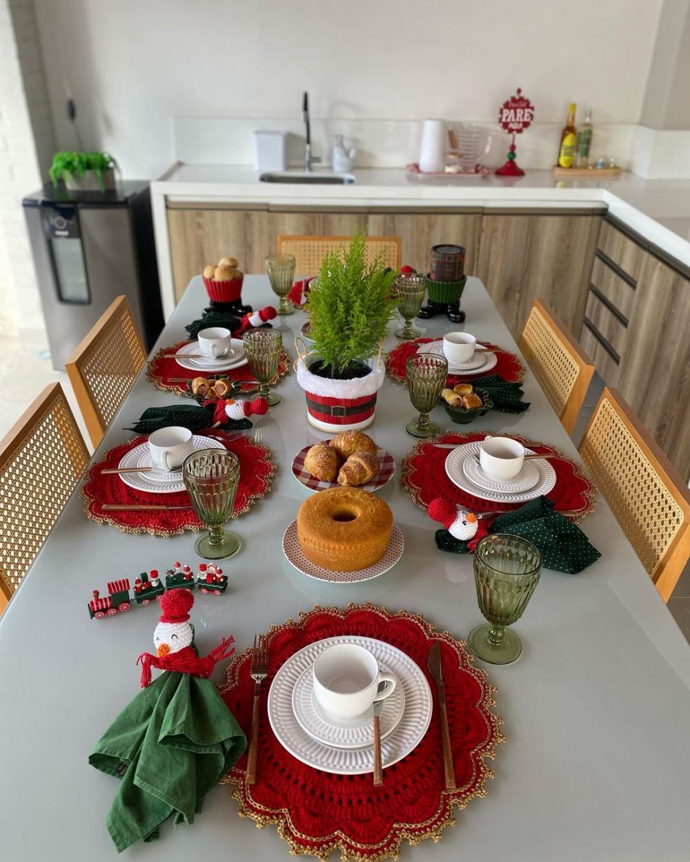 20 Majestic Christmas Table Decorations For 2023