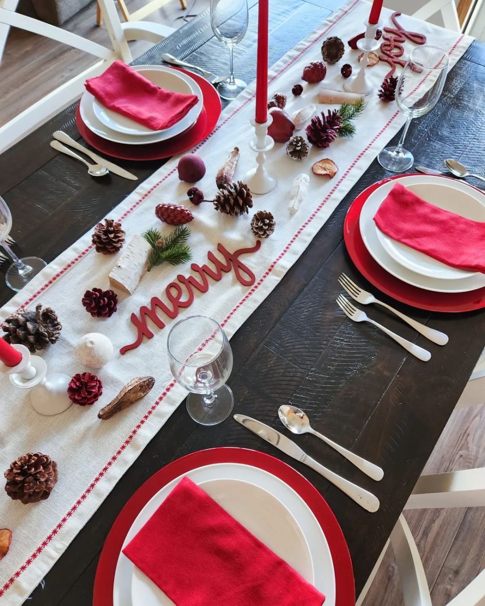 Here Are The Most Beautiful Christmas Table Decorations On Pinterest & Instagram