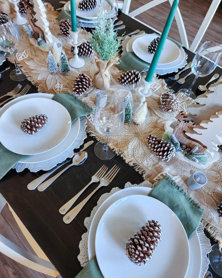 Here Are The Most Beautiful Christmas Table Decorations On Pinterest & Instagram