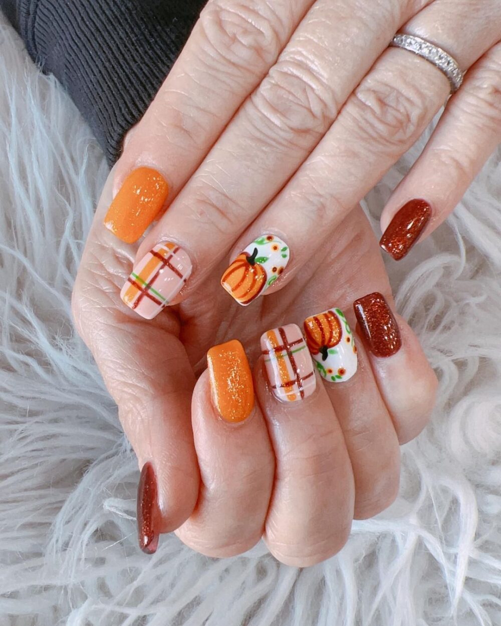 30 Really Cute Thanksgiving Nail Ideas You Should Try Right Now!