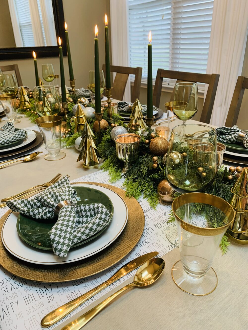 15 Stunning Green & Gold Christmas Tablescapes