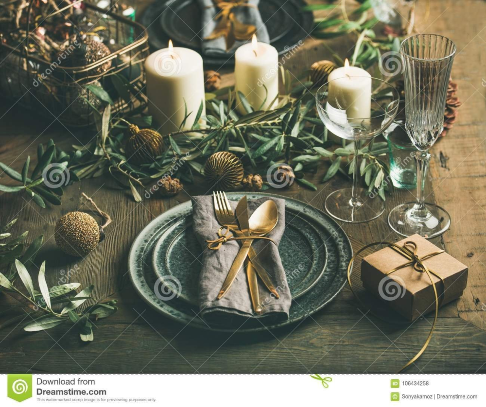 15 Stunning Green & Gold Christmas Tablescapes