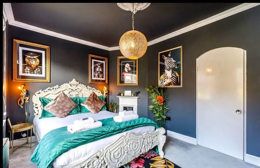23 Dark Feminine Bedroom Decorations