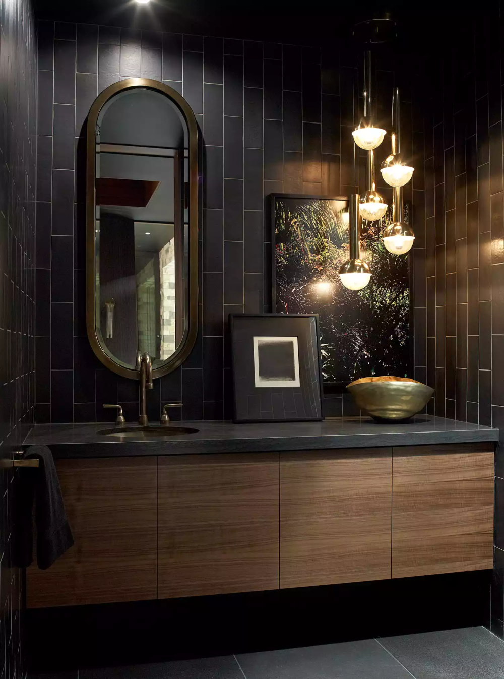 20 Vintage Dark & Moody Bathroom Inspirations